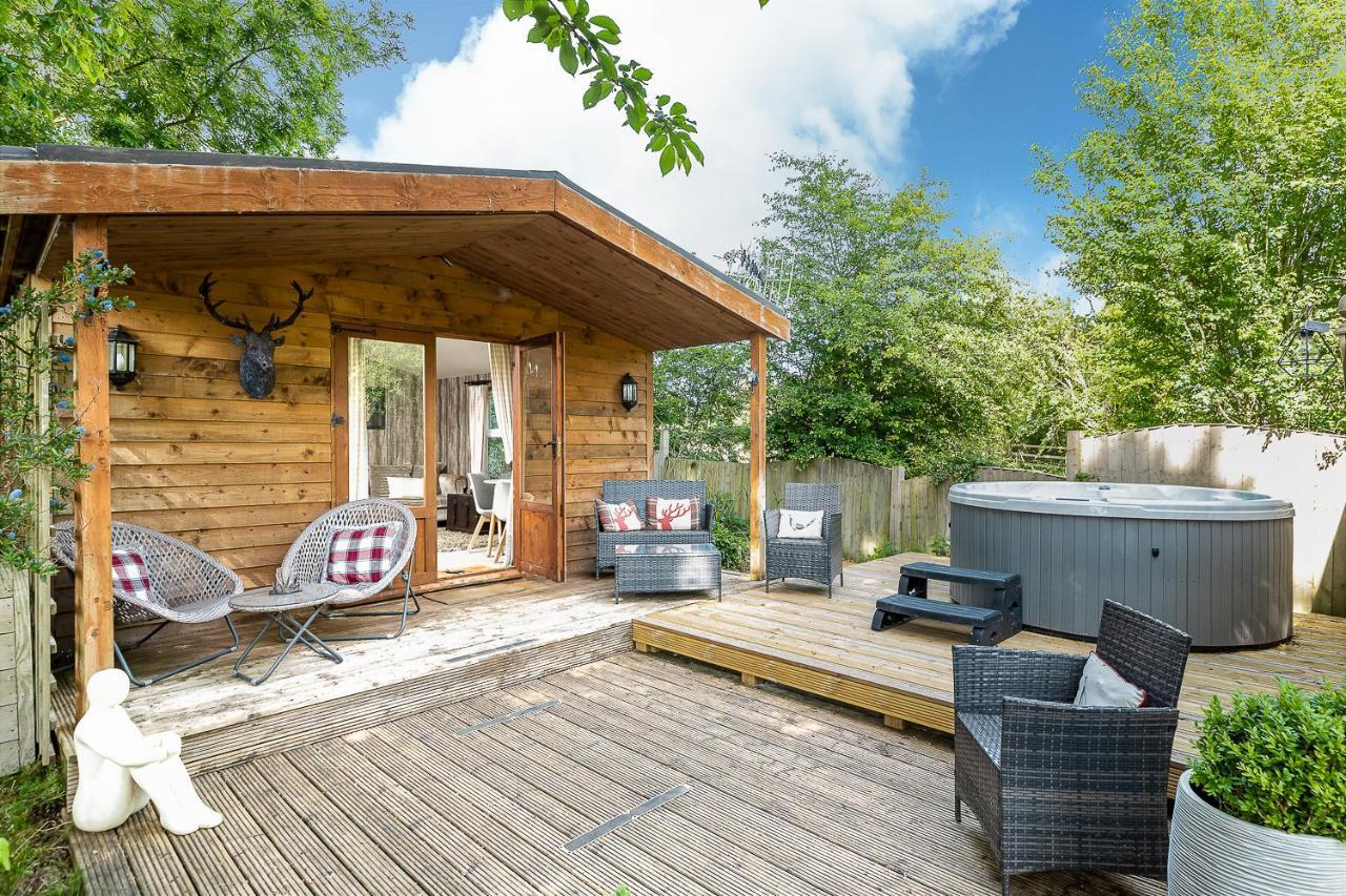 The Log Cabin With Private Hot Tub, Bath Villa Bagian luar foto